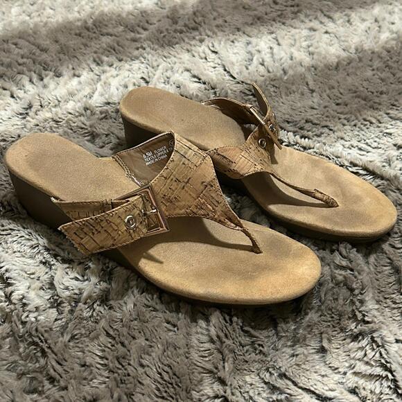 Tan Beige Low Rise Kitten Heel Faux Suede & Cork Open Toe Beachy Sandals Sz 6.5 - Picture 1 of 5